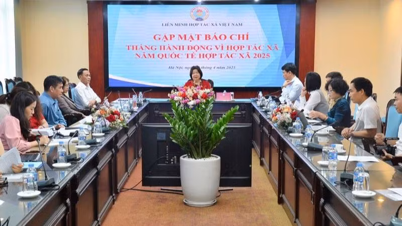 Đồng chí Cao Xuân Thu Vân, Chủ tịch Liên minh HTX Việt Nam phát biểu tại buổi gặp mặt báo chí về lễ tôn vinh hợp tác xã tiêu biểu – Giải thưởng Ngôi sao Hợp tác xã “CoopStar Awards” năm 2025. 