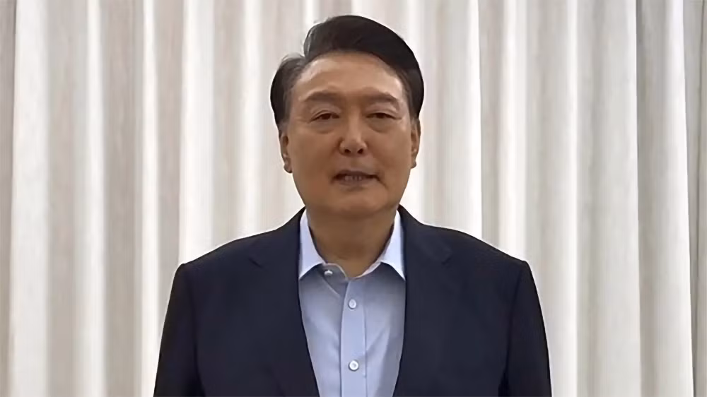 Tổng thống Hàn Quốc bị luận tội Yoon Suk Yeol trong bài phát biểu với công chúng được phát qua video từ tư dinh ở Seoul, ngày 15/1/2025. (Ảnh: TTXVN)