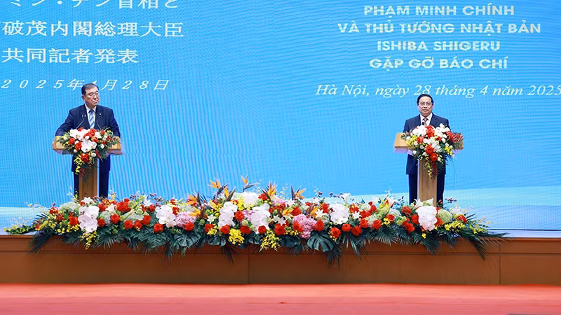 Thủ tướng Phạm Minh Chính và Thủ tướng Nhật Bản Ishiba Shigeru thông báo kết quả hội đàm với báo chí hai nước. (Ảnh: TTXVN) 
