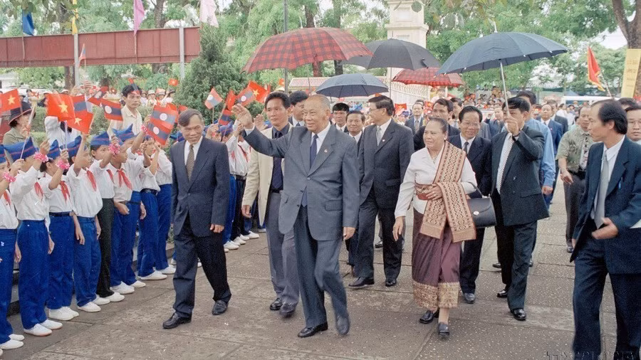 Thiếu nhi xã Kim Liên (huyện Nam Đàn, tỉnh Nghệ An) - quê hương Chủ tịch Hồ Chí Minh chào đón Chủ tịch Đảng, Chủ tịch nước Lào Khamtay Siphandone tới thăm, năm 2002. (Ảnh: TTXVN)