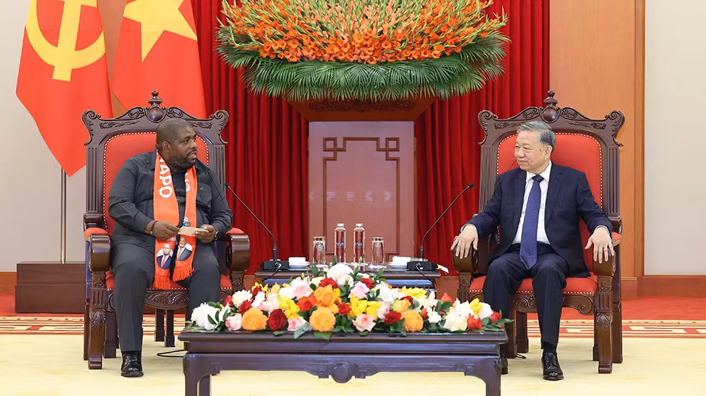 Tổng Bí thư Tô Lâm tiếp Tổng Thư ký Đảng Mặt trận giải phóng Mozambique (FRELIMO) Chakil Felizardo Aboobacar. (Ảnh: TTXVN)