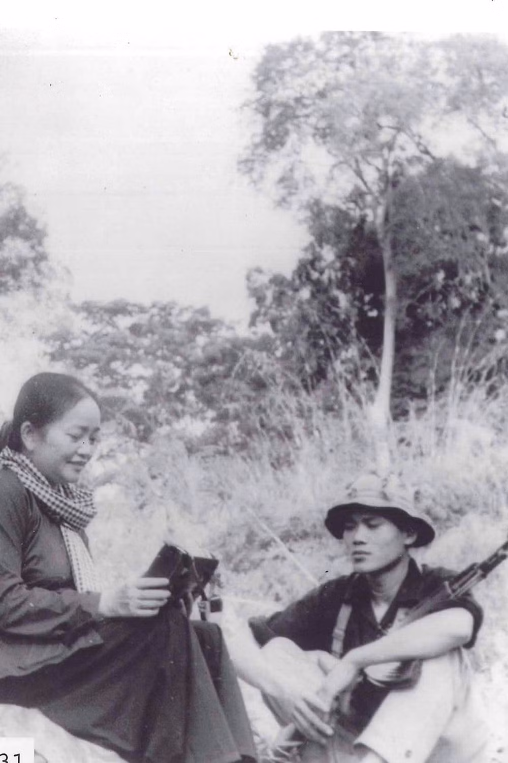 Bà Nguyễn Thị Định với chiến sĩ nghỉ giải lao trên đường hành quân. (Ảnh tư liệu/Bảo tàng Phụ nữ Việt Nam)