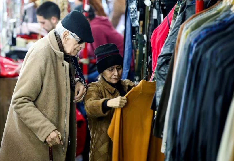 Người dân mua sắm ở một cửa hàng bán quần áo cũ tại thủ đô Buenos Aires của Argentina. (Ảnh: Reuters)