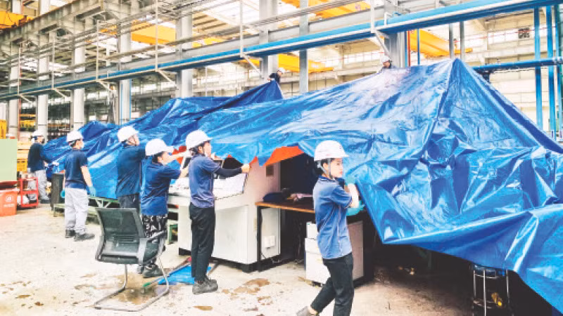  Công nhân Công ty LS Metal Vina (Khu công nghiệp DEEP-C 2B Đình Vũ) khẩn trương khắc phục hậu quả sau bão để sản xuất trở lại.