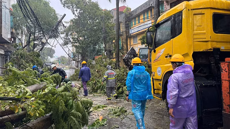 Cán bộ, nhân viên Viettel khắc phục sự cố mạng lưới thông tin liên lạc do bão tại Hải Phòng.