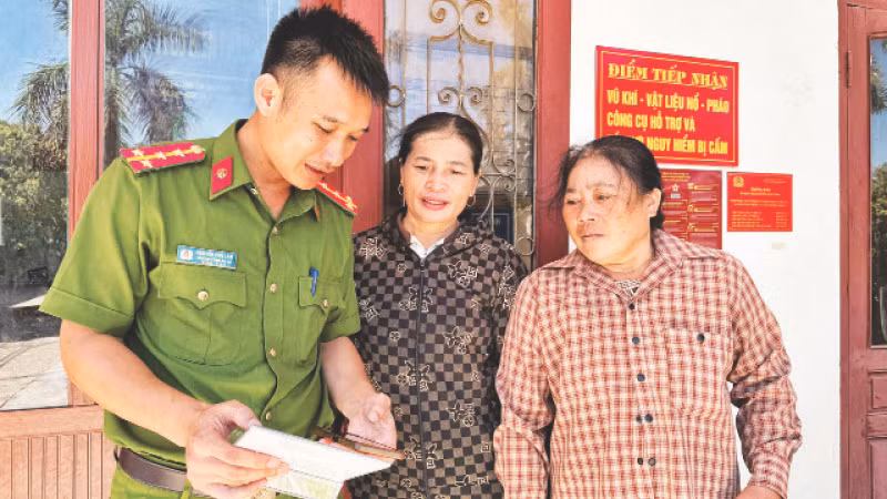 Hướng dẫn người dân tham gia nhóm “Zalo kết nối bình yên”.