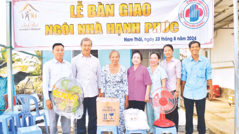 Hội Bảo trợ bệnh nhân nghèo tỉnh Kiên Giang bàn giao “Ngôi nhà hạnh phúc” tặng hộ dân khó khăn về nhà ở.