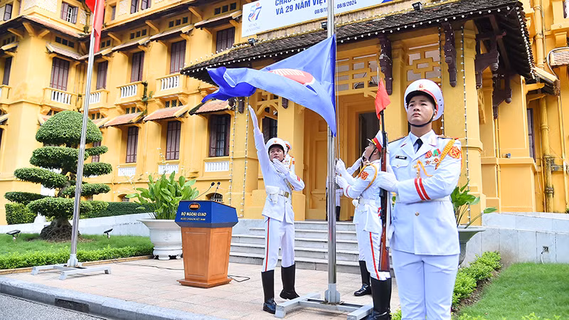 Lễ thượng cờ nhân dịp kỷ niệm 57 năm Ngày thành lập ASEAN (8/8/1967-8/8/2024) và 29 năm Việt Nam gia nhập ASEAN (28/7/1995-28/7/2024) tổ chức tại Hà Nội. (Ảnh THỦY NGUYÊN)