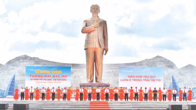 Lễ cắt băng khánh thành Tượng đài Bác Hồ tại thành phố Phú Quốc.
