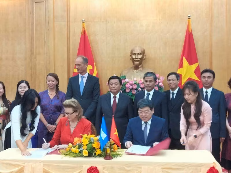 Quang cảnh lễ ký kết.