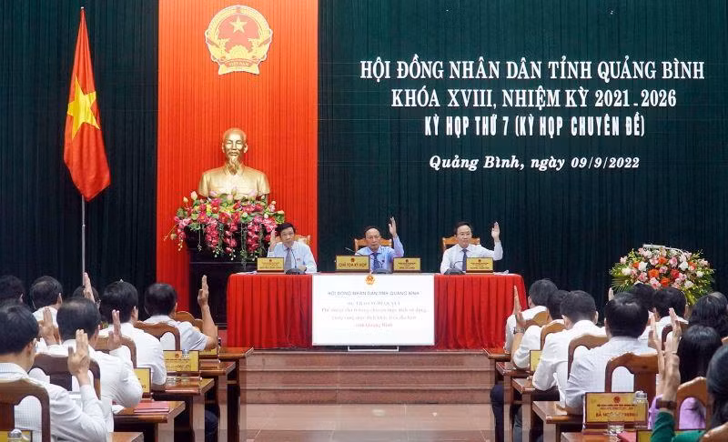 Đại biểu Hội đồng nhân dân tỉnh Quảng Bình biểu quyết thông qua 12 nghị quyết quan trọng tại kì họp thứ bảy.