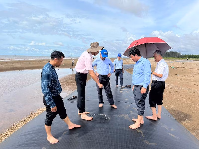 Cơ quan chức năng khảo sát kè mềm bằng túi vải để giảm sóng, bảo vệ bờ biển. Cơ quan chức năng khảo sát kè mềm bằng túi vải để giảm sóng, bảo vệ bờ biển.