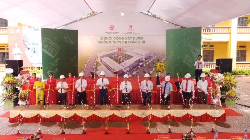 Lãnh đạo Ủy ban nhân dân huyện Lục Ngạn và Trung Nam Group khởi công xây dựng trường THCS thị trấn Chũ.