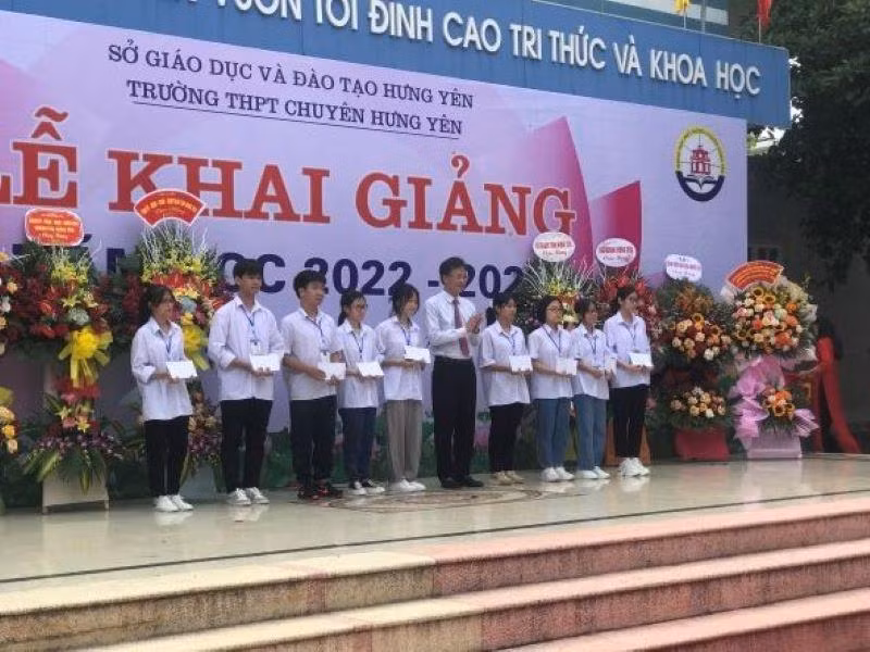 Bí Thư Tỉnh ủy Hưng Yên, Nguyễn Hữu Nghĩa trao thưởng cho các học sinh thủ khoa kỳ thi tuyển sinh lớp 10 trường THPT chuyên Hưng Yên năm học 2022-2023.