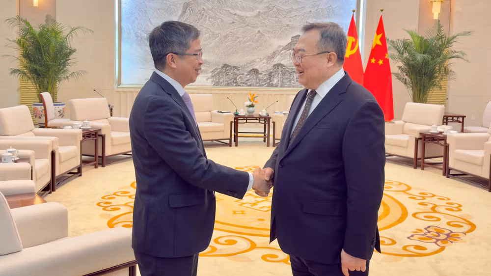 Đại sứ Việt Nam tại Trung Quốc Phạm Thanh Bình và Trưởng Ban Liên lạc Đối ngoại Trung ương Đảng Cộng sản Trung Quốc Lưu Kiến Siêu.