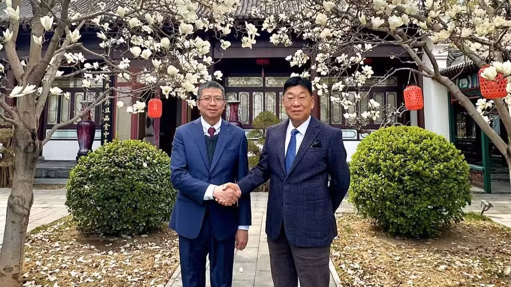 Đại sứ Việt Nam tại Trung Quốc Phạm Thanh Bình và Hội trưởng Học hội Charhar Hàn Phương Minh.
