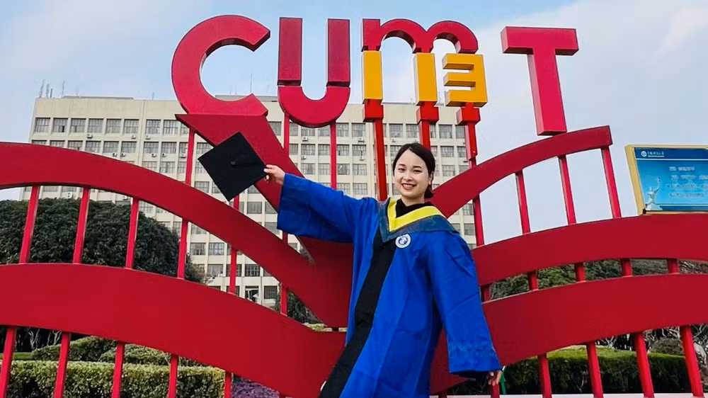 Chị Vũ Khánh Ly tốt nghiệp thạc sĩ Trường đại học Mỏ và Công nghệ Trung Quốc năm 2023.