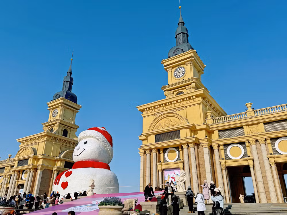 Một địa điểm check-in nổi tiếng ở Cáp Nhĩ Tân với tạo hình người tuyết khổng lồ. Một địa điểm check-in nổi tiếng ở Cáp Nhĩ Tân với tạo hình người tuyết khổng lồ.