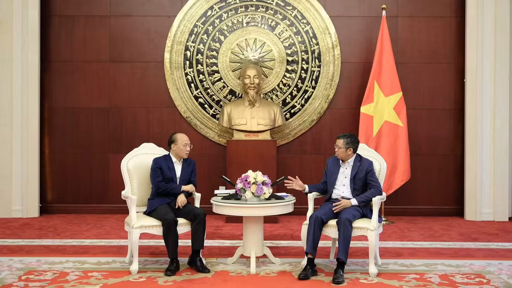 Đại sứ Phạm Thanh Bình (bên phải) và Phó Chủ tịch Khu tự trị dân tộc Choang Quảng Tây Liêu Phẩm Hổ.