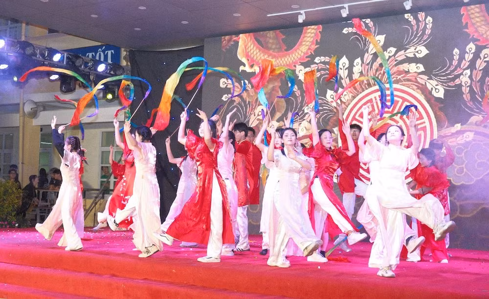 Học sinh Trường THPT Yên Hòa (Hà Nội) biểu diễn chương trình chào Xuân.