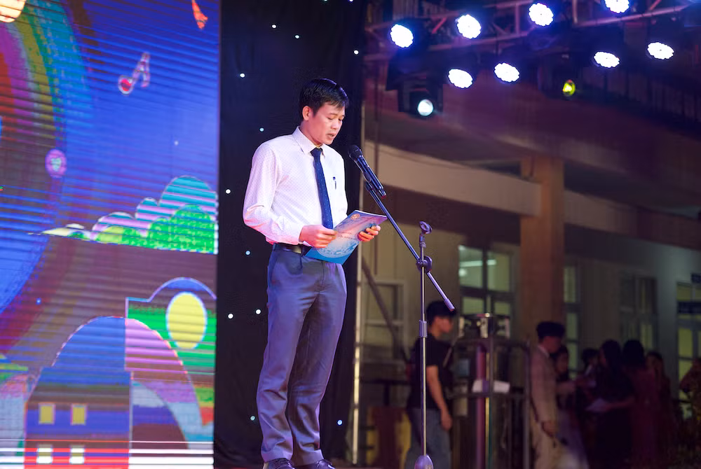 Hiệu trưởng Trường THPT Yên Hòa, Lê Hồng Chung phát biểu khai mạc chương trình gala.