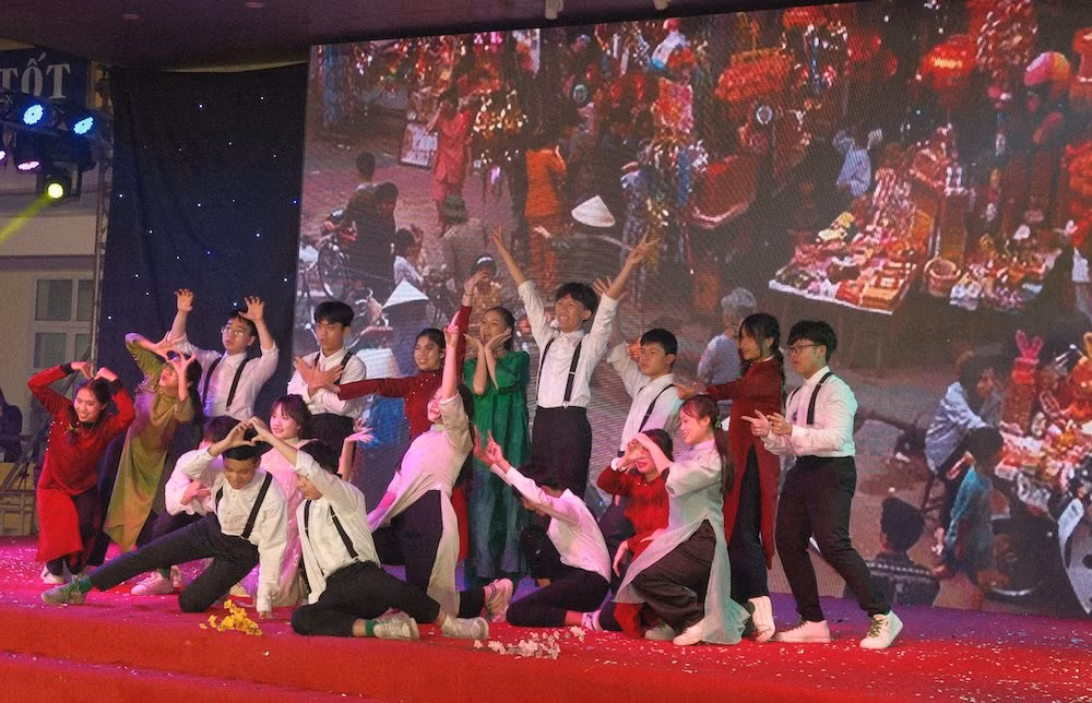 Học sinh Trường THPT Yên Hòa (Hà Nội) biểu diễn chương trình chào Xuân.