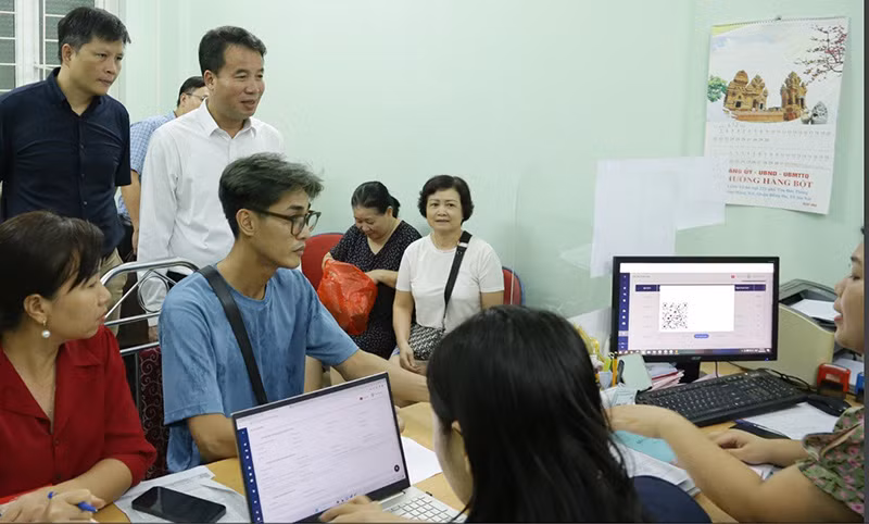 Tổng Giám đốc Bảo hiểm xã hội Việt Nam Nguyễn Thế Mạnh tại Điểm thu bảo hiểm xã hội, bảo hiểm y tế PVI Hà Thành, quận Đống Đa, Hà Nội. (Ảnh: Tâm Trung) Tổng Giám đốc Bảo hiểm xã hội Việt Nam Nguyễn Thế Mạnh tại Điểm thu bảo hiểm xã hội, bảo hiểm y tế PVI Hà Thành, quận Đống Đa, Hà Nội. (Ảnh: Tâm Trung)