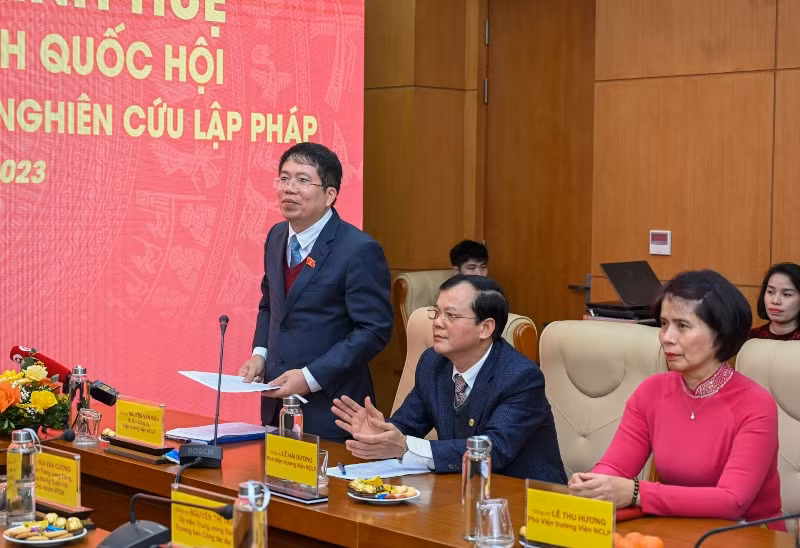 Viện trưởng Viện Nghiên cứu lập pháp Nguyễn Văn Hiển phát biểu báo cáo tại buổi gặp mặt. Viện trưởng Viện Nghiên cứu lập pháp Nguyễn Văn Hiển phát biểu báo cáo tại buổi gặp mặt.