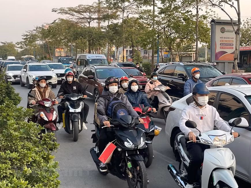 Giao thông ùn tắc khi nhiều người dân trở lại Thủ đô trong chiều 29/1 ảnh 2