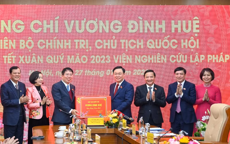 Chủ tịch Quốc hội Vương Đình Huệ trao tặng quà Tết cho Viện Nghiên cứu lập pháp. Chủ tịch Quốc hội Vương Đình Huệ trao tặng quà Tết cho Viện Nghiên cứu lập pháp.