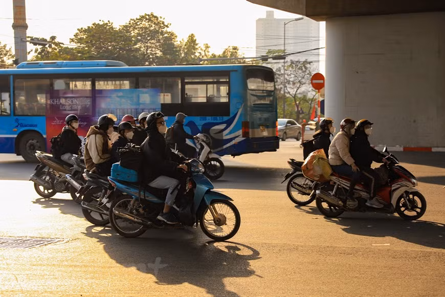 Giao thông ùn tắc khi nhiều người dân trở lại Thủ đô trong chiều 29/1 ảnh 9