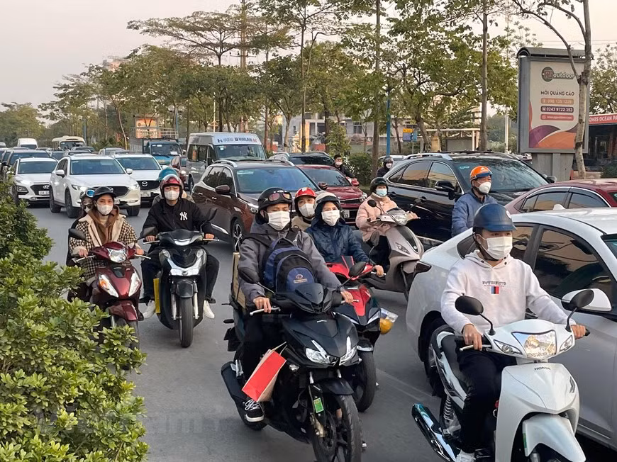 Giao thông ùn tắc khi nhiều người dân trở lại Thủ đô trong chiều 29/1 ảnh 16