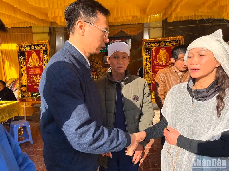 TS Trần Hữu Minh, Chánh văn phòng Ủy ban An toàn giao thông Quốc gia thăm hỏi gia đình nạn nhân tai nạn giao thông.