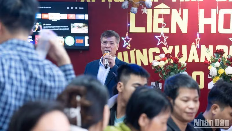 Ông Đỗ Văn Tiếu phát biểu trong buổi liên hoan cuối năm.