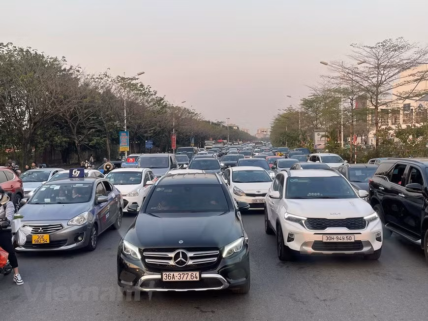 Giao thông ùn tắc khi nhiều người dân trở lại Thủ đô trong chiều 29/1 ảnh 15