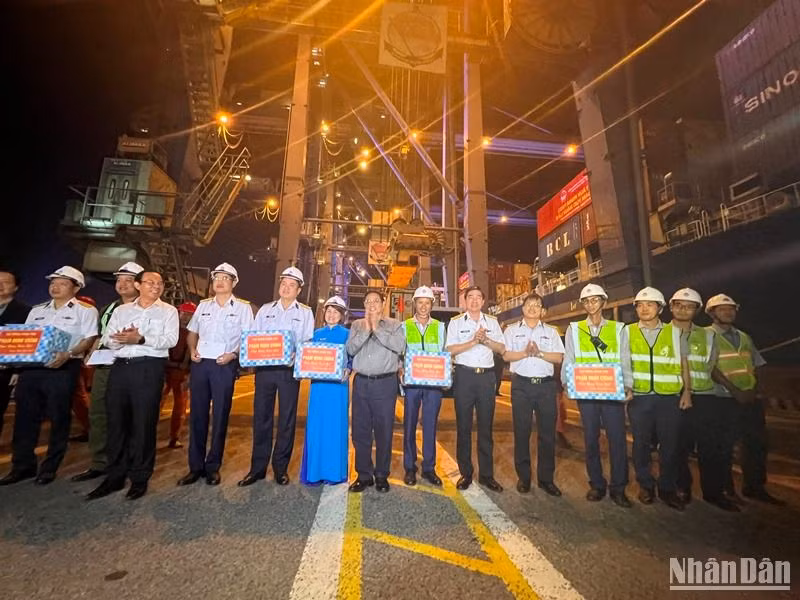 Tổng công ty Tân Cảng Sài Gòn trao ủng hộ quỹ vì người nghèo của Thành phố Hồ Chí Minh và các địa phương của thành phố. Tổng công ty Tân Cảng Sài Gòn trao ủng hộ quỹ vì người nghèo của Thành phố Hồ Chí Minh và các địa phương của thành phố.