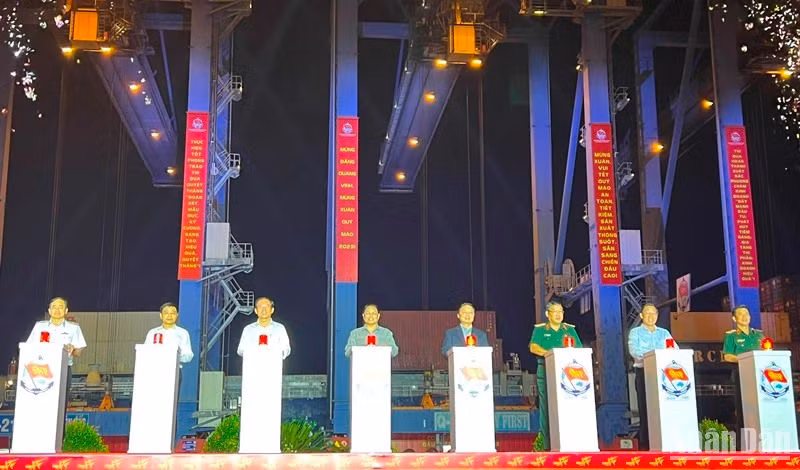 Thủ tướng Phạm Minh Chính và các đại biểu nhấn nút phát lệnh làm hàng đầu năm tại cảng Tân Cảng - Cát Lái .