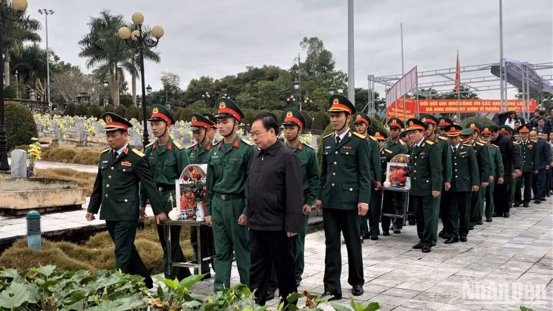 Cán bộ, chiến sĩ các lực lượng vũ trang và nhân dân tỉnh Điện Biên trong lễ an táng hài cốt liệt sĩ tại nghĩa trang liệt sĩ Tông Khao.