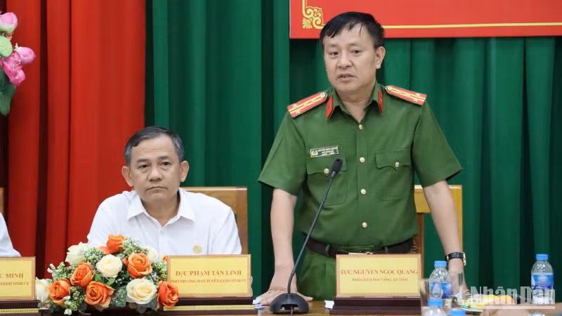 Đại tá Nguyễn Ngọc Quang trả lời câu hỏi của phóng viên. Đại tá Nguyễn Ngọc Quang trả lời câu hỏi của phóng viên.