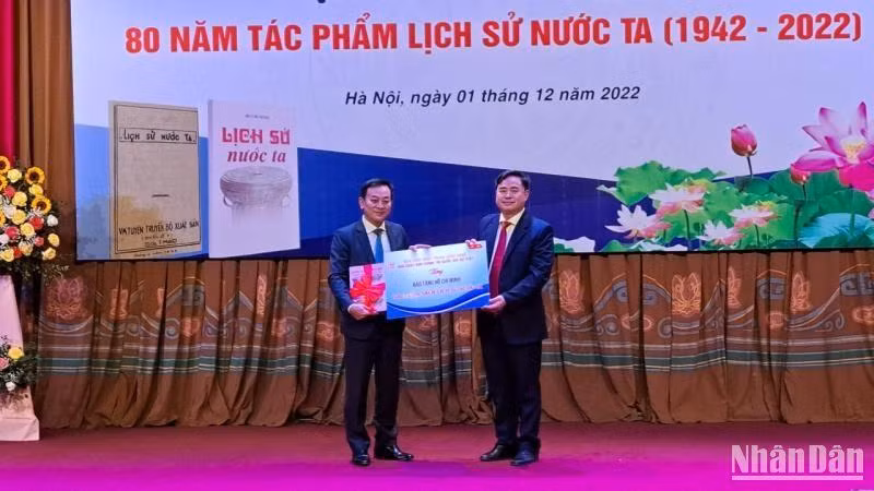 Đại diện lãnh đạo Nhà Xuất bản Chính trị quốc gia Sự thật trao sách Lịch sử nước ta tặng Bảo tàng Hồ Chí Minh tại hội thảo. Đại diện lãnh đạo Nhà Xuất bản Chính trị quốc gia Sự thật trao sách Lịch sử nước ta tặng Bảo tàng Hồ Chí Minh tại hội thảo.