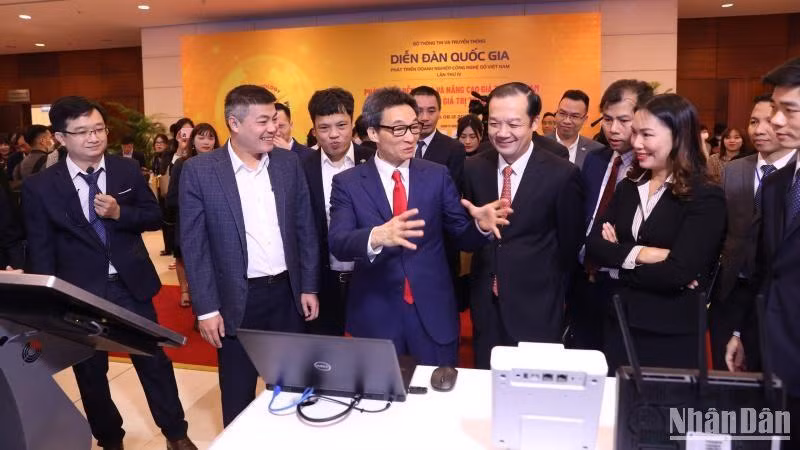 Phó Thủ tướng Vũ Đức Đam cùng các đại biểu tham quan khu trưng bày các sản phẩm công nghệ Make in Viet Nam. Phó Thủ tướng Vũ Đức Đam cùng các đại biểu tham quan khu trưng bày các sản phẩm công nghệ Make in Viet Nam.