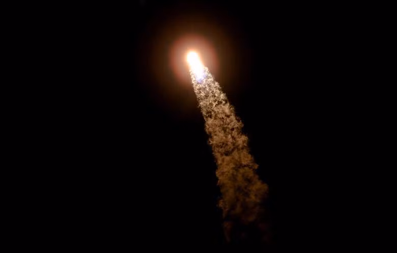 Tên lửa SpaceX Falcon 9 cất cánh mang theo ba phi hành gia của NASA và một phi hành gia của Cơ quan Vũ trụ châu Âu (ESA) trong chuyến thám hiểm kéo dài sáu tháng tới Trạm vũ trụ quốc tế, tại Cape Canaveral, Florida, ngày 27/4. (Ảnh: Reuters)