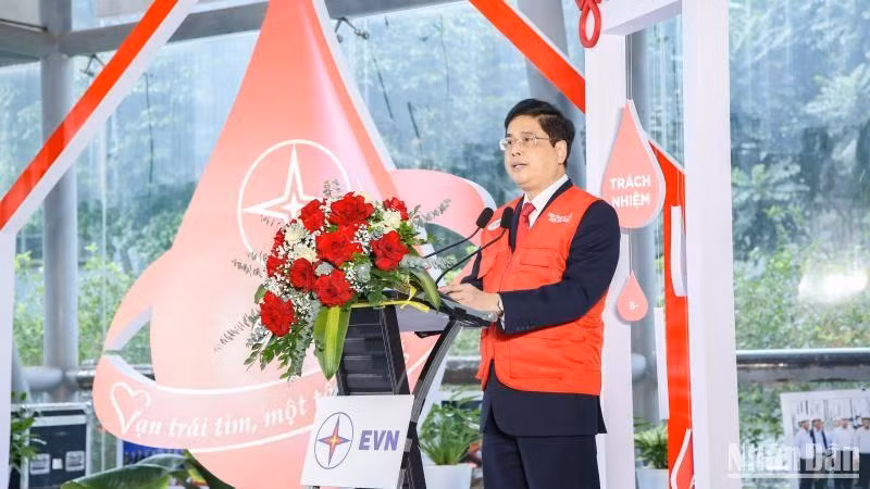 Phó Tổng giám đốc Tập đoàn Điện lực Việt Nam (EVN) Võ Quang Lâm phát biểu tại buổi lễ.