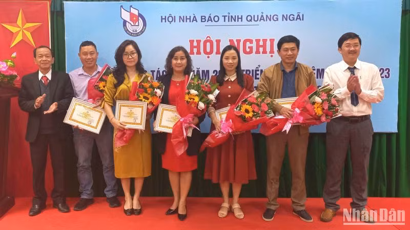 Trao Giấy khen cho cá nhân có thành tích xuất sắc trong phong trào thi đua năm 2022.