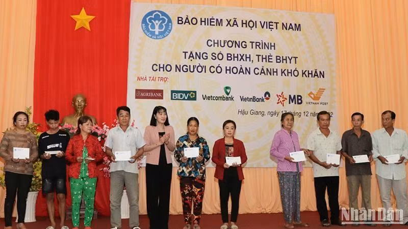 Phó Chủ tịch UBND tỉnh Hậu Giang Hồ Thu Ánh tặng thẻ Bảo hiểm y tế cho người có hoàn cảnh khó khăn. Phó Chủ tịch UBND tỉnh Hậu Giang Hồ Thu Ánh tặng thẻ Bảo hiểm y tế cho người có hoàn cảnh khó khăn.