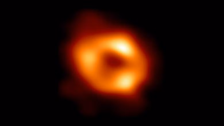 Hình ảnh đầu tiên về Sagittarius A* (hay gọi tắt là Sgr A*), lỗ đen siêu lớn ở trung tâm thiên hà của chúng ta, được chụp bởi Kính viễn vọng Chân trời Sự kiện (EHT). (Ảnh: EHT)