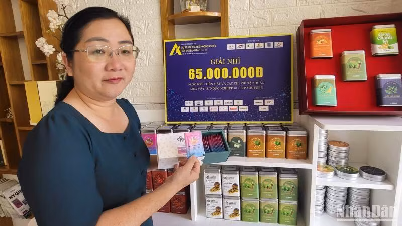 Chị Đoàn Thị Hồng Thắm giới thiệu về sản phẩm trà hòa tan chiết xuất từ các loại rau củ.