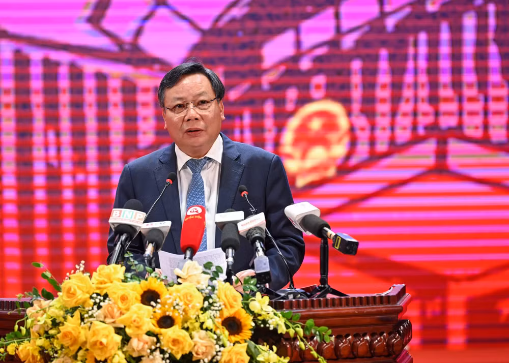 Phó Bí thư Thành ủy Nguyễn Văn Phong trình bày tham luận “Định hướng, chính sách và nguồn lực cho phát triển công nghiệp văn hóa, xây dựng thương hiệu Thành phố sáng tạo”.