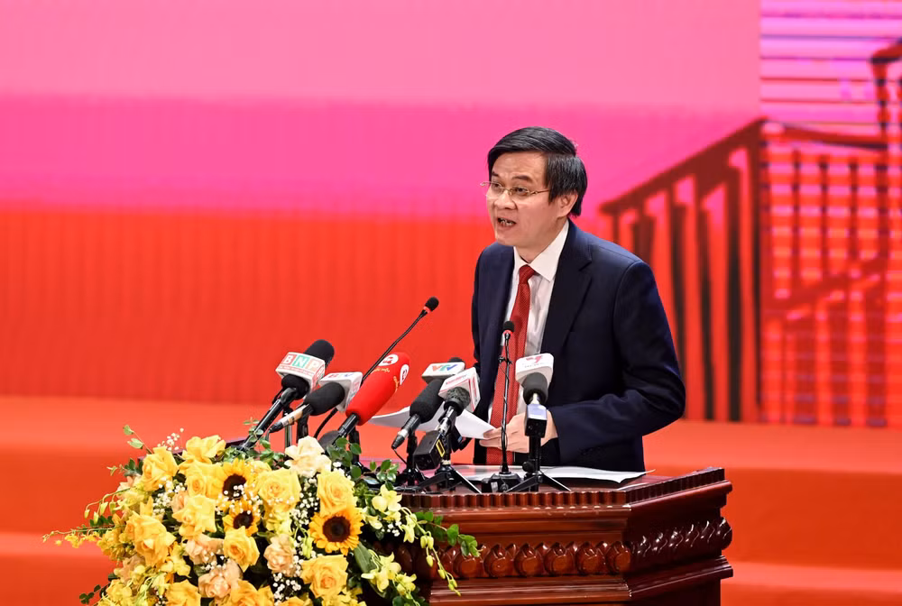 Tổng Biên tập Tạp chí Cộng sản Đoàn Minh Huấn trình bày tham luận tại Hội thảo.