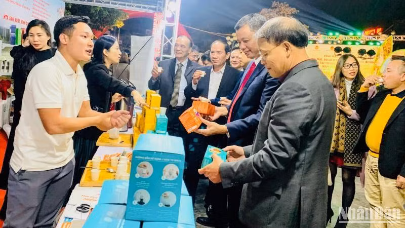 Đông đảo các đại biểu và người dân thành phố Cảng tham quan, mua sắm tại Tuần lễ thương mại, du lịch và nông sản an toàn tỉnh Sơn La.